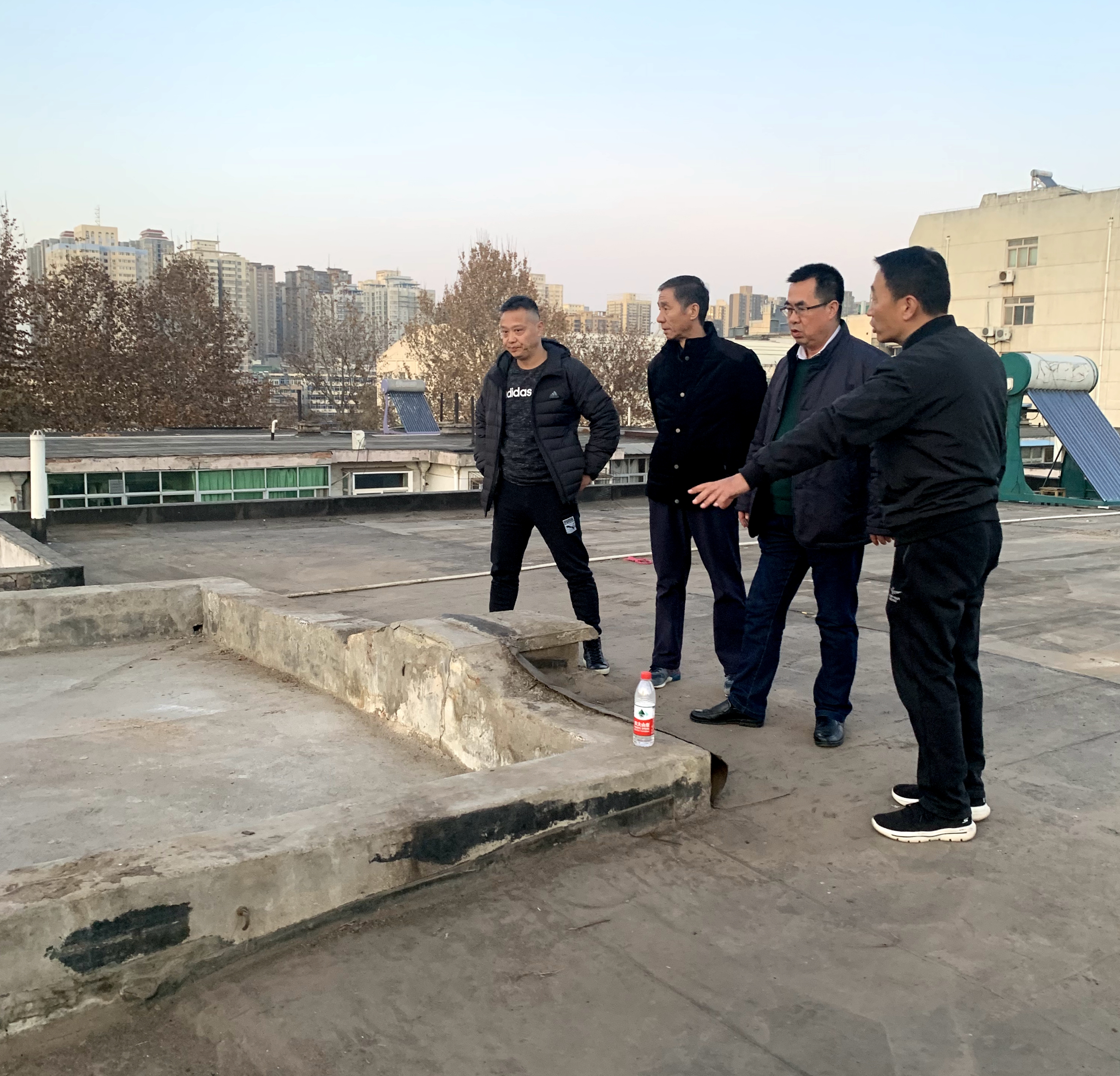 李富生(右二)带领相关部门负责人实地调研