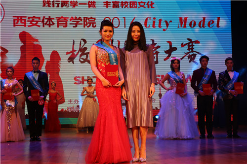 8Miss model代言人常香为最佳台风奖获得者宋恩凤颁奖.JPG