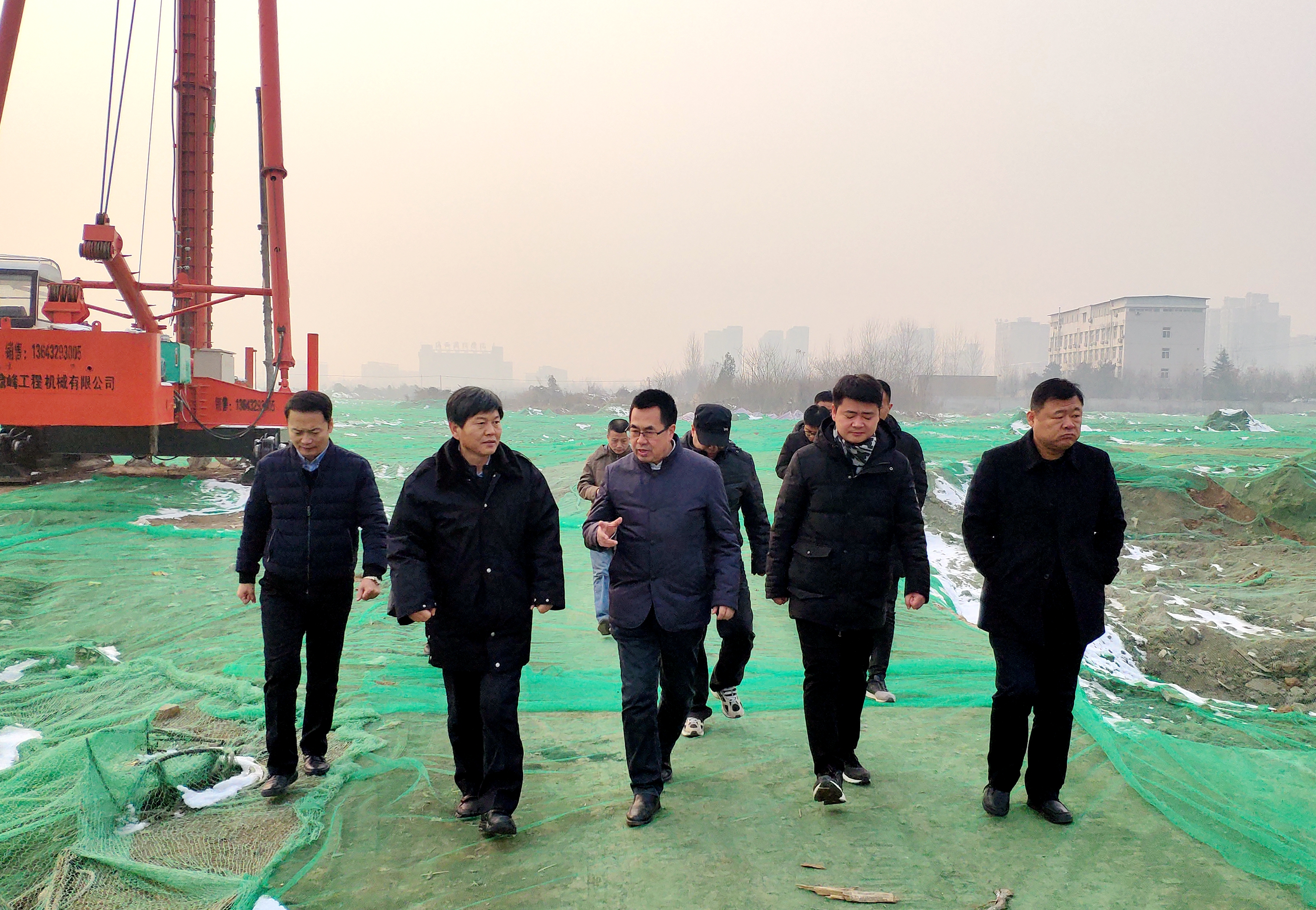 李富生(左三)实地考察调研手球馆建设工地