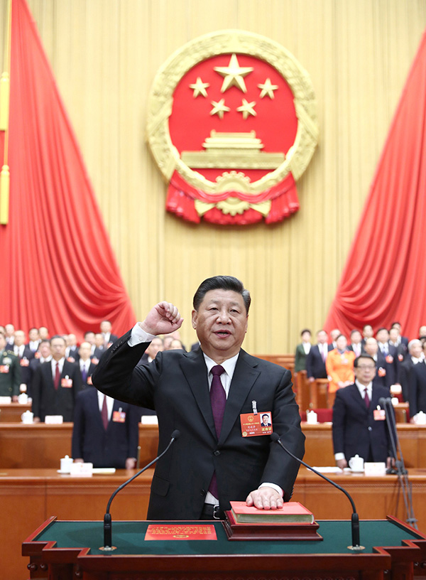 3月17日，十三届全国人大一次会议在北京人民大会堂举行第五次全体会议。习近平当选中华人民共和国主席、中华人民共和国中央军事委员会主席。这是习近平进行宪法宣誓。
