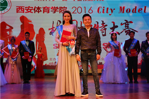 5时尚摄影师、西安摄影论坛创始人侯伟为大众评审奖获得者曹洋颁奖.JPG
