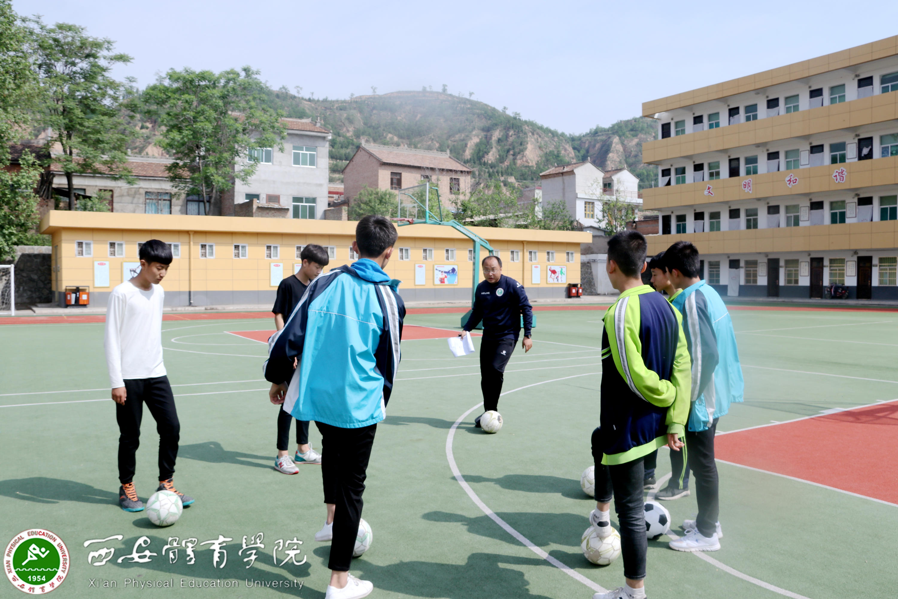 分别为旬邑县城关中学与逸夫小学授予"西安体育学院足球实践基地"牌匾