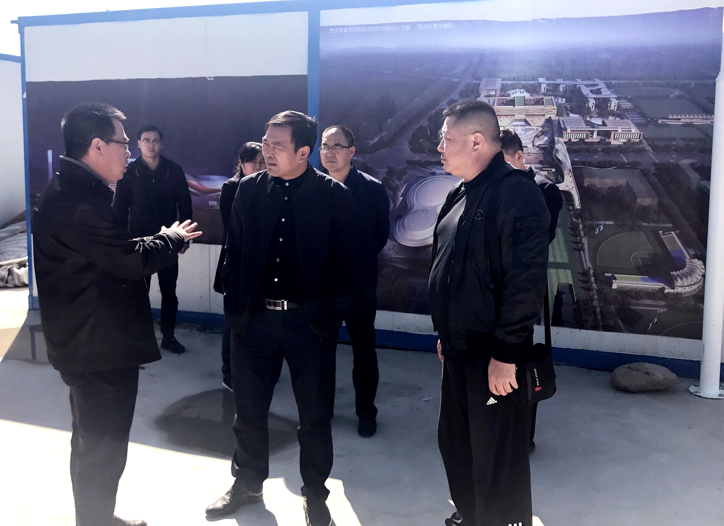 李富生向考察人员介绍我院新校区建设情况