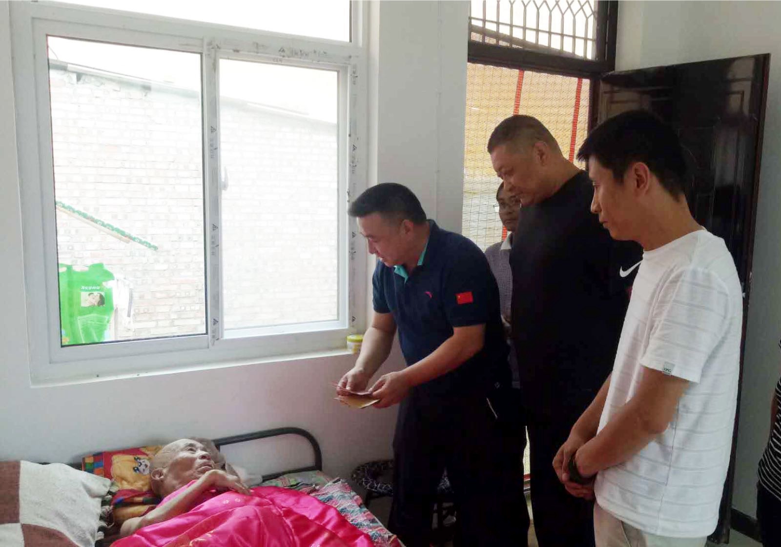 吕学宏,王刚等看望困难党员张广顺