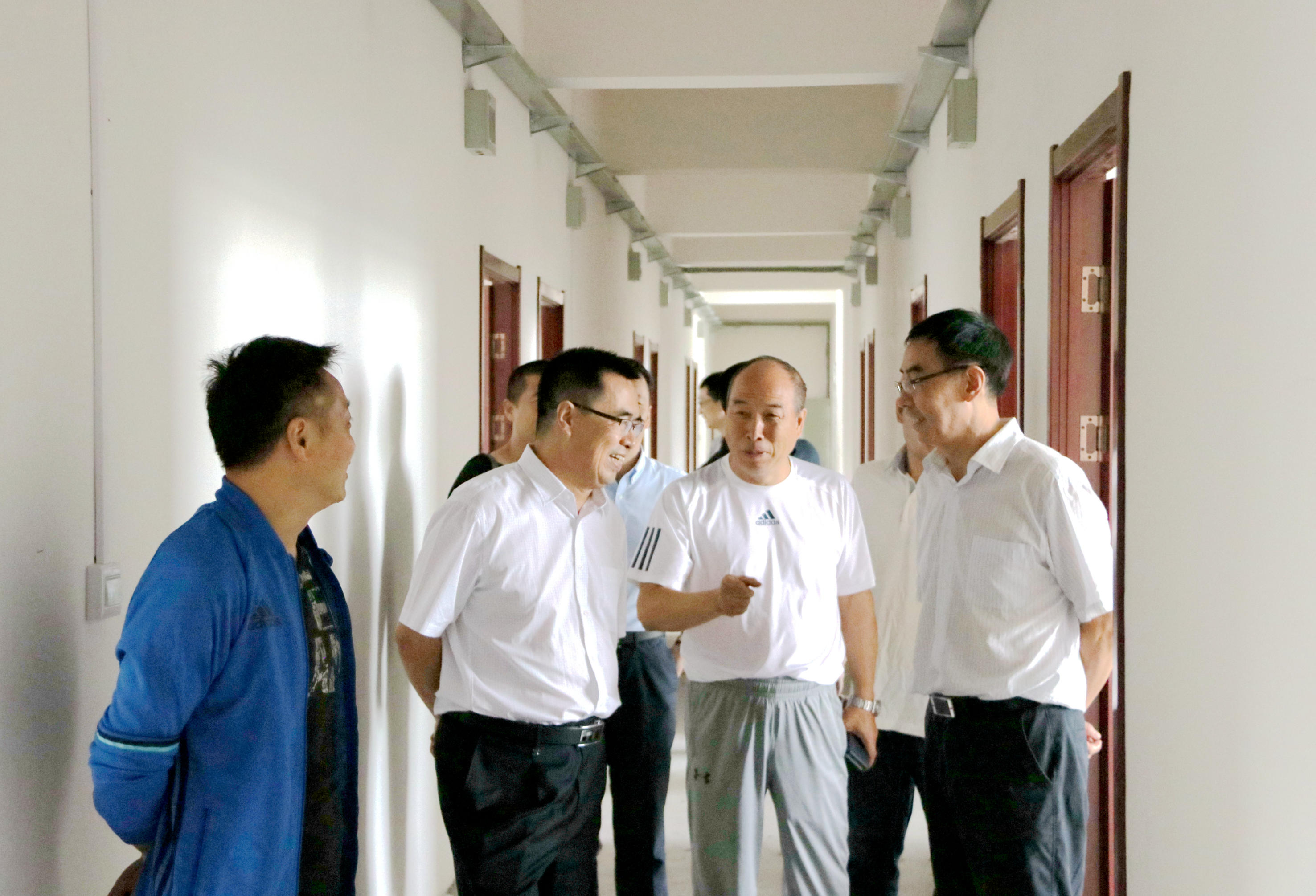 朱元利,李富生围绕学生公寓维修情况与施工方详细交流