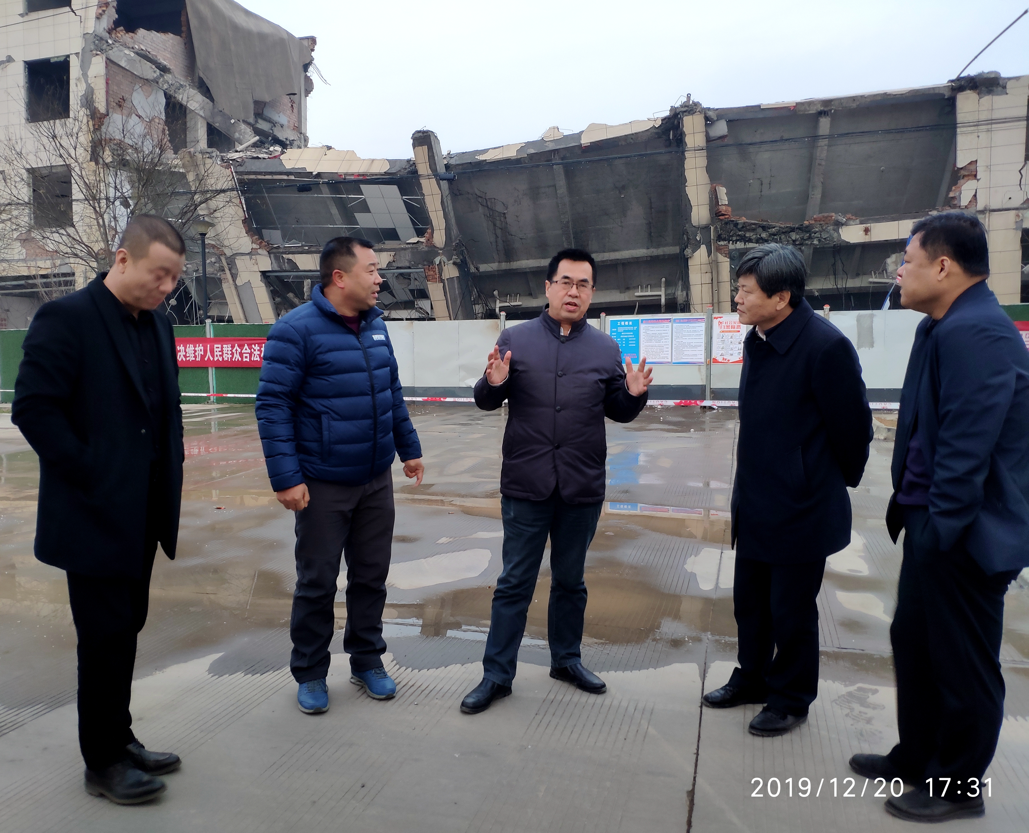 12月20日,李富生(中)与鄠邑区政府相关负责人查看企业拆迁进展