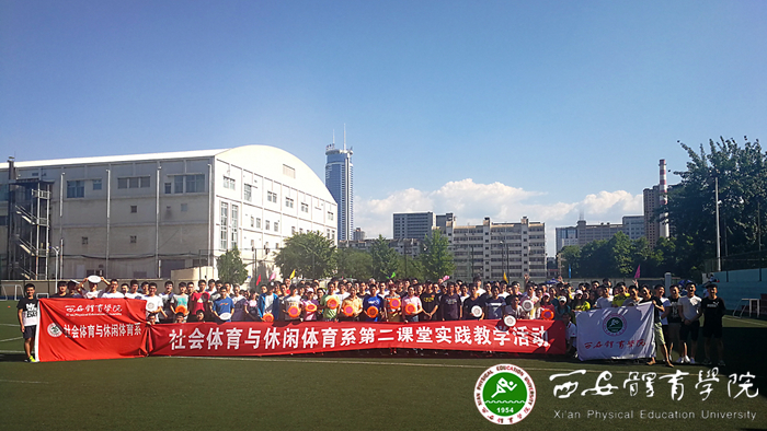 我院师生与胡琨先生合影留念 (1)_副本.jpg