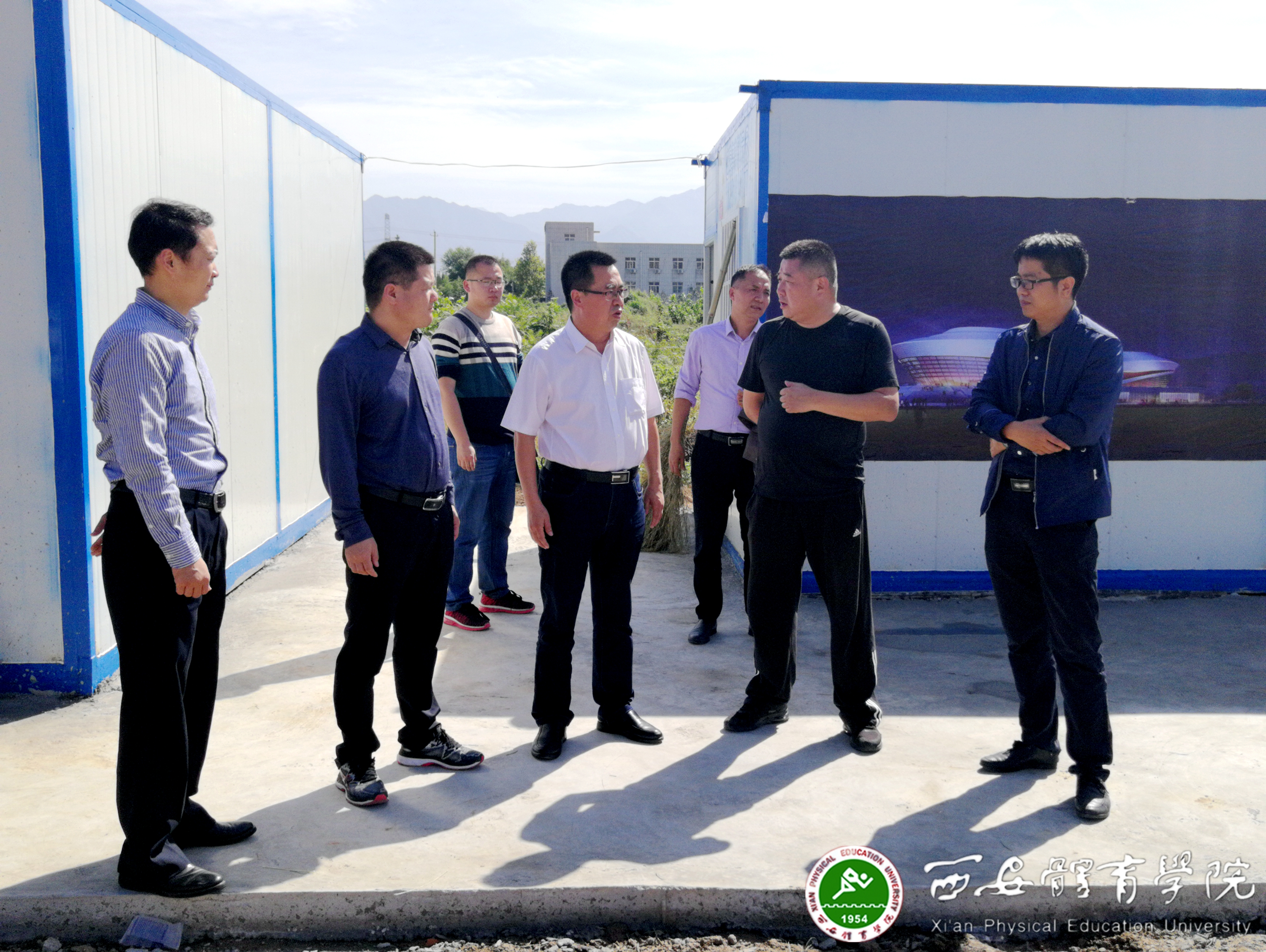 李富生实地考察新校区开工前各项工作进展并就相关问题现场办公解决