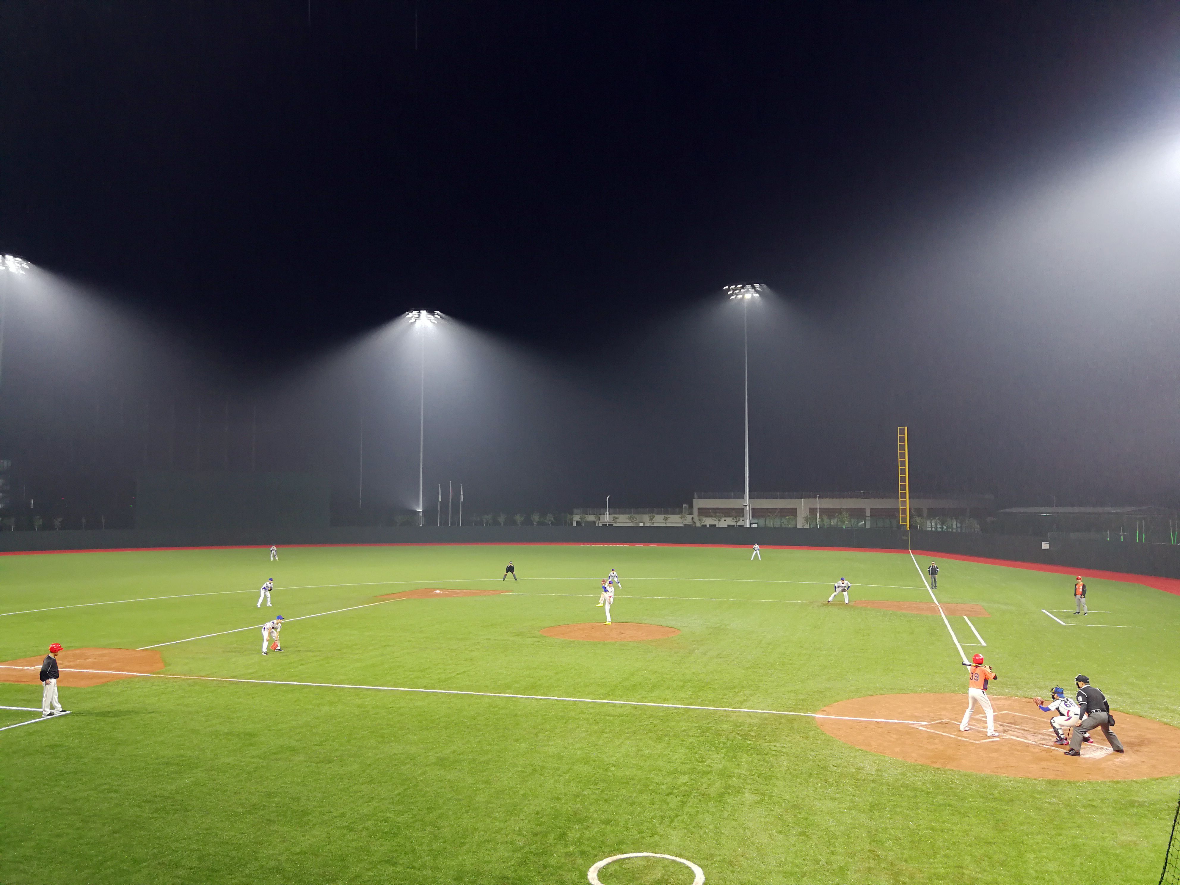 整改见成效——十四运会棒球场夜间照明情况良好