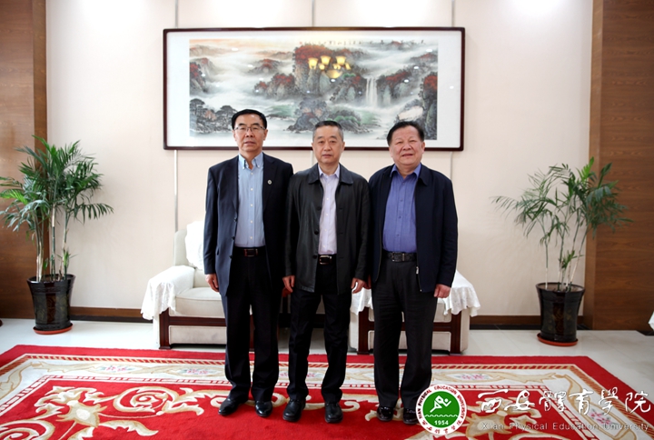 6、吴长龄同志(右)、朱元利同志(左)向周里同志(中)致谢_副本.jpg