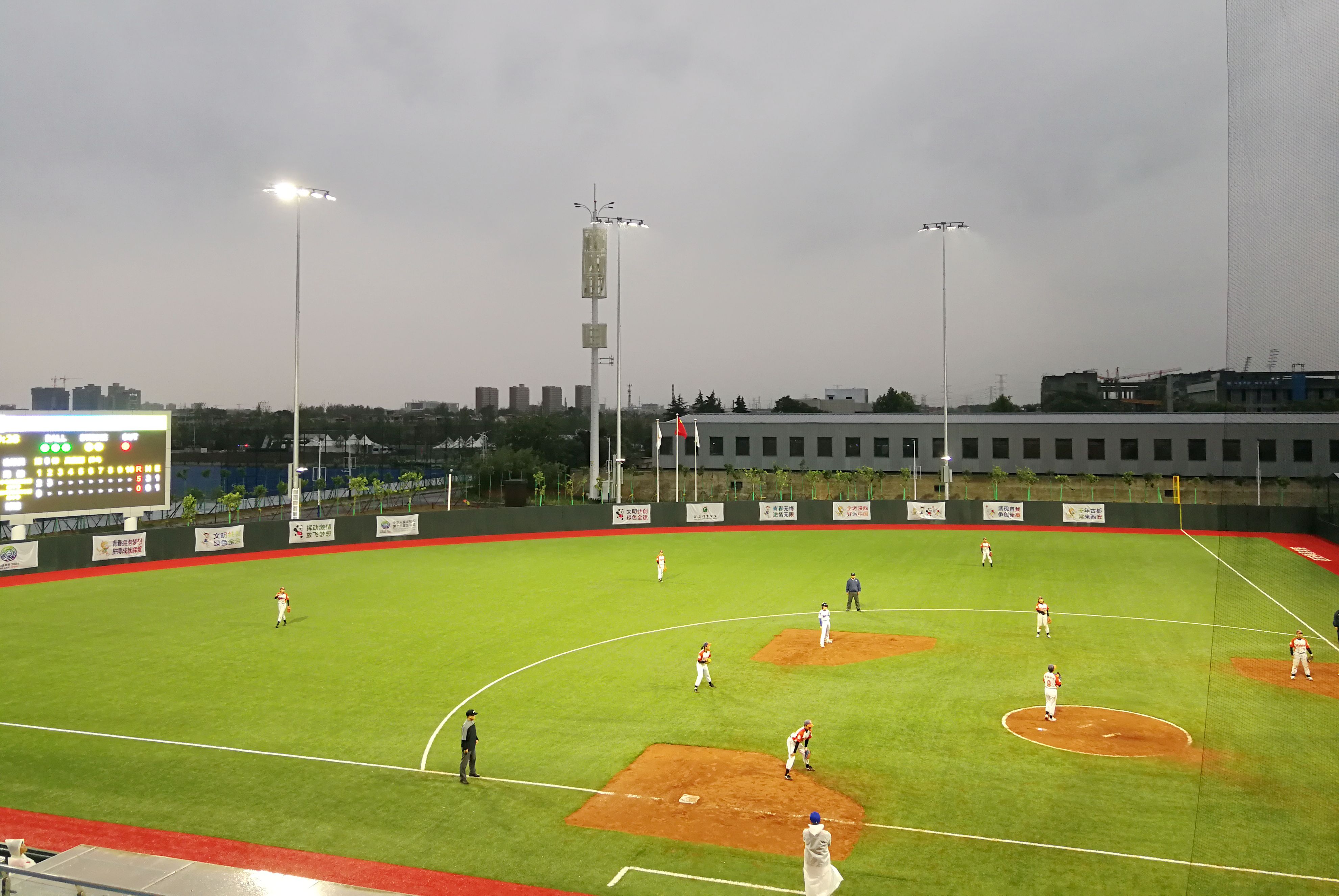 雨夜作战 基建处攻坚克难保障十四运会垒球测试赛顺利举行