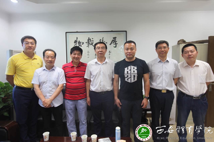 院长朱元利,副院长文立新,体育传媒系主任马增强,学工部副部长、团委书记郑璐与沙桐先生合影_副本.jpg
