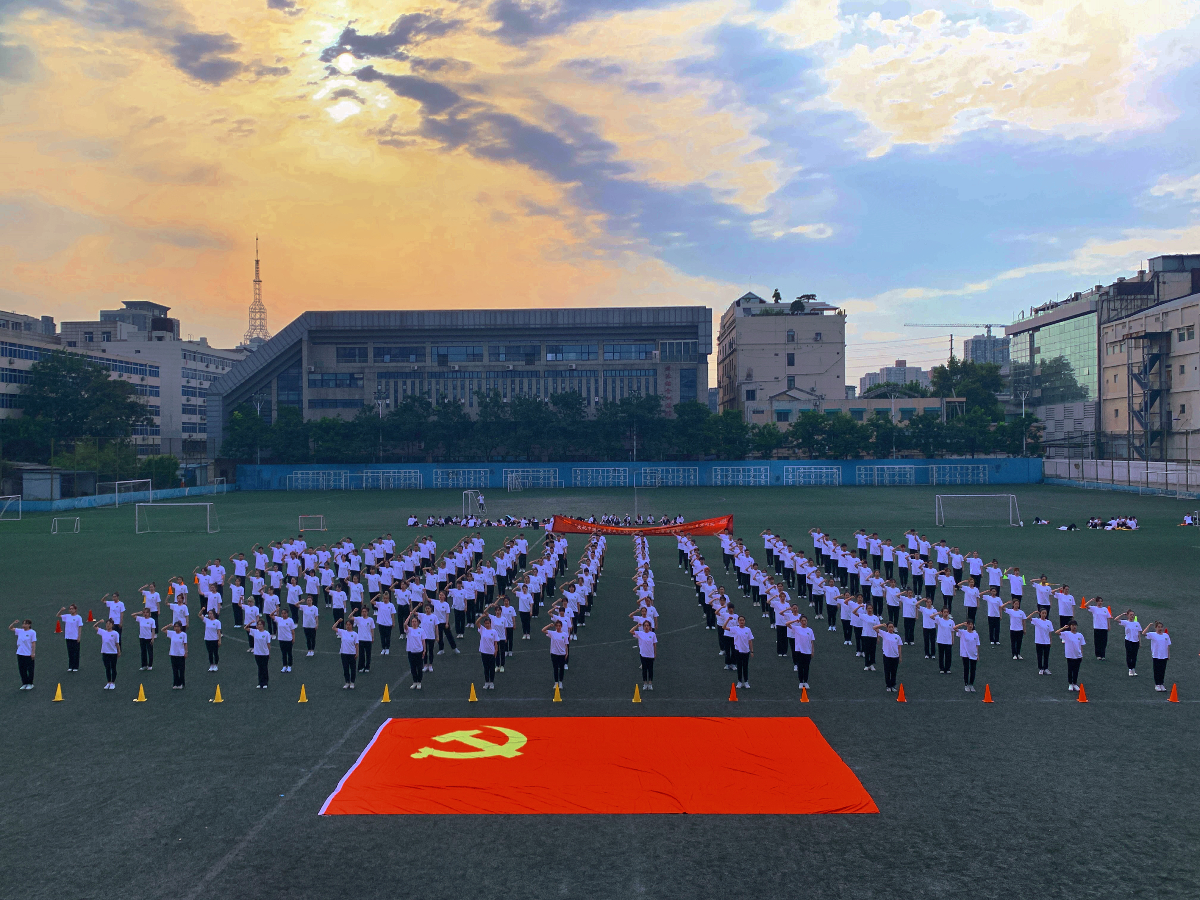 以变换的队形展示了"七一","100","红船"等元素,展现党的百年光辉奋斗