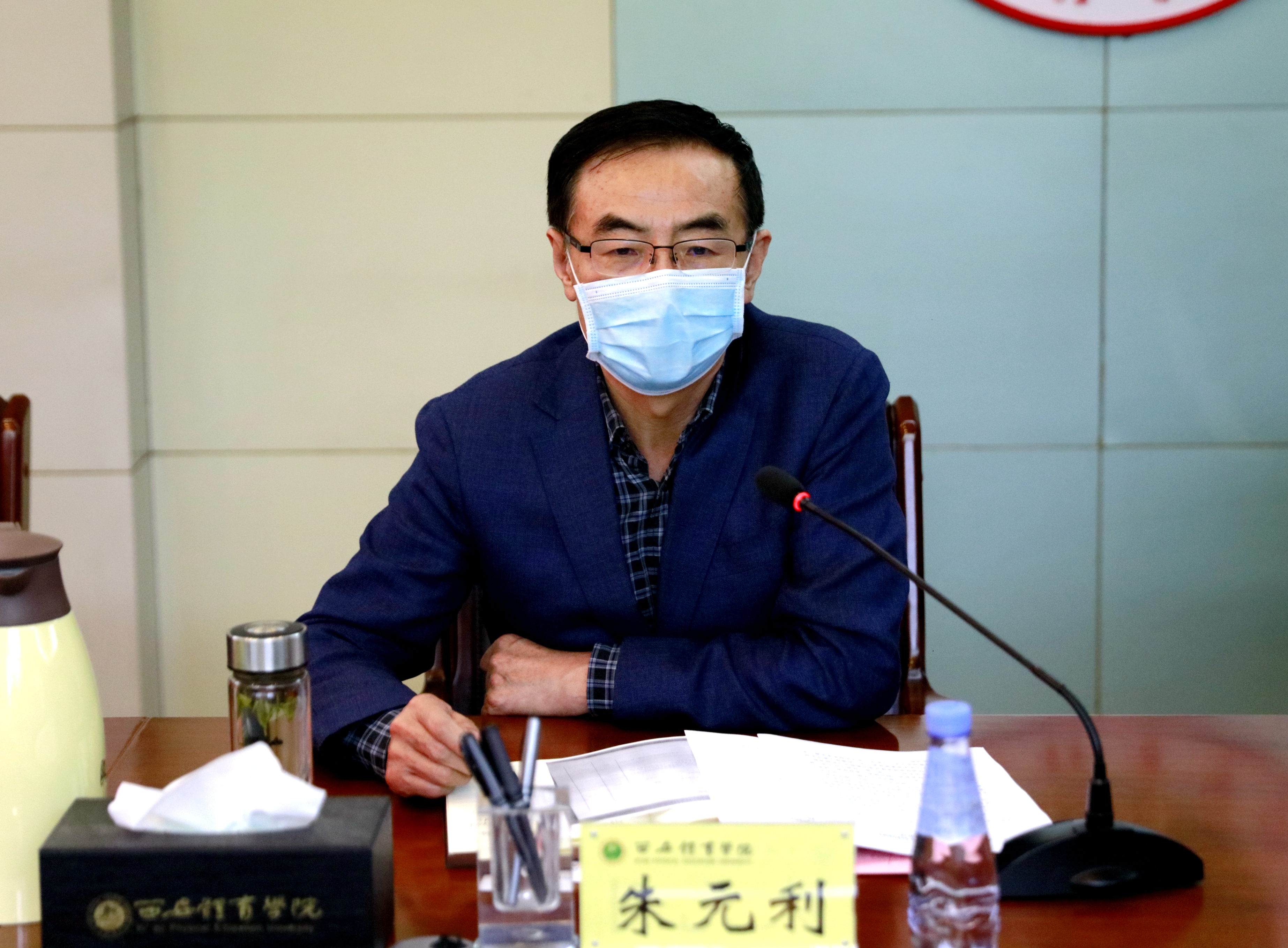 在交流中,朱元利向黄鹏等介绍了我校的发展概况,重点介绍了近年来学校