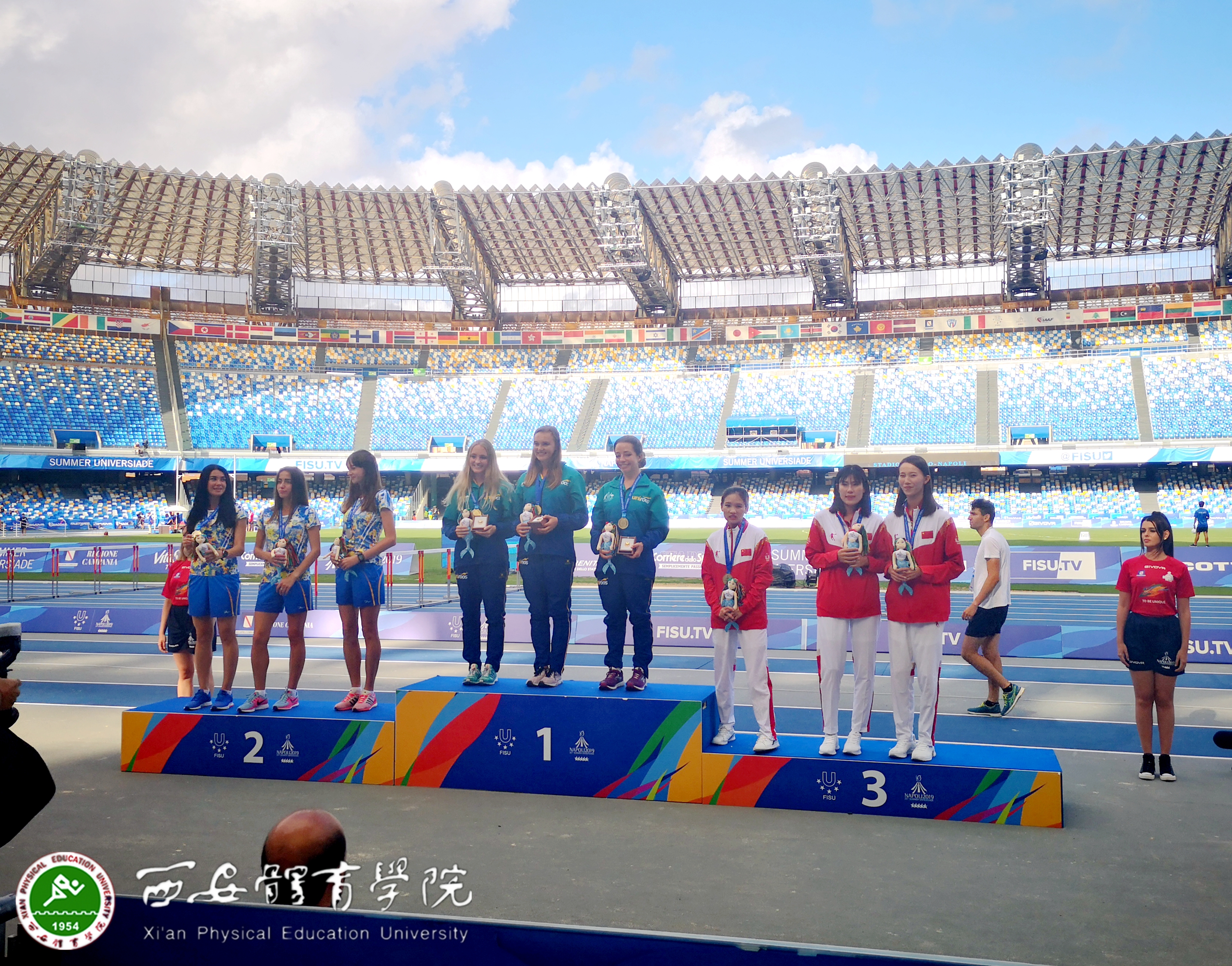 苏文秀(领奖台右一)与队友接受颁奖