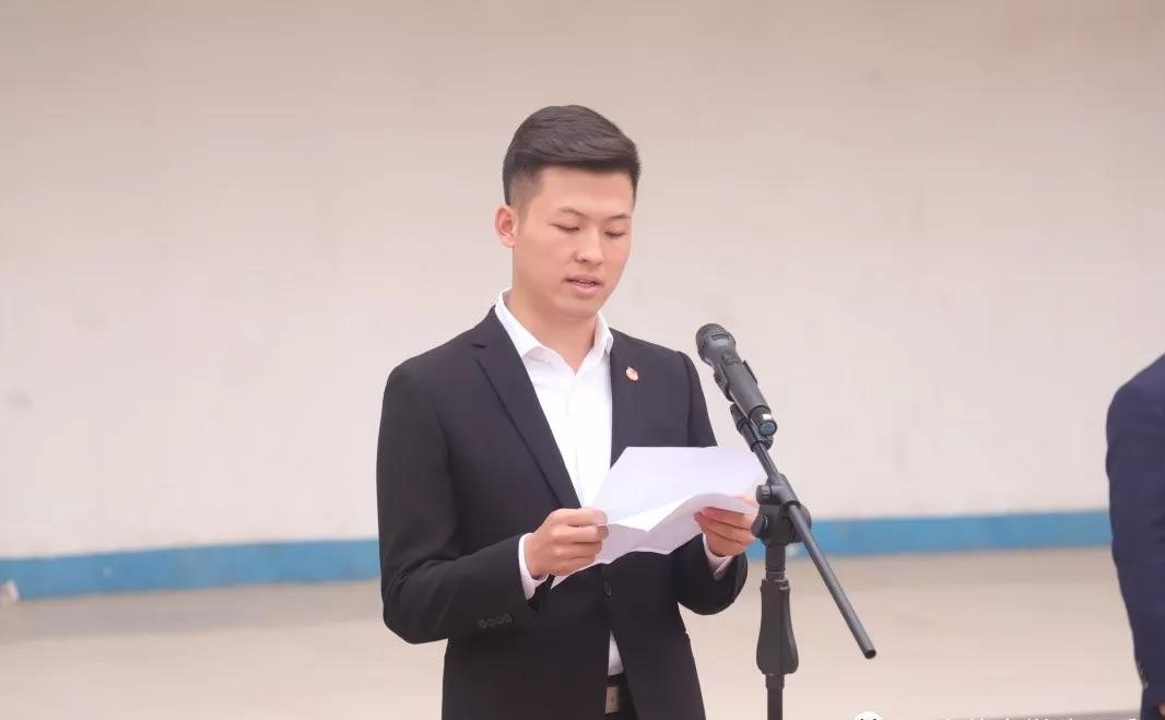学生代表袁景峰宣读倡议书全院各系部共有近4000余名同学参加了本次