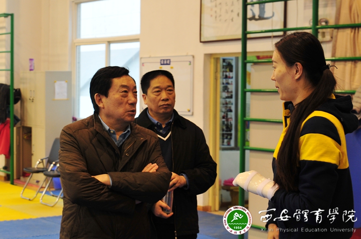 姚金荣同志与李东华亲切交谈_副本_副本.jpg