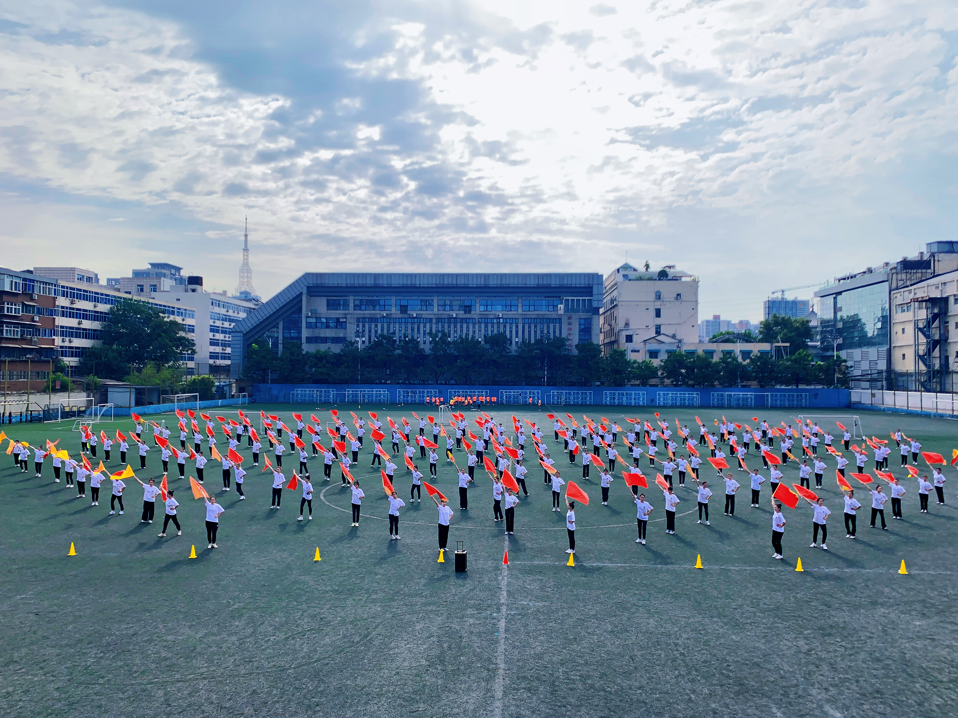 以变换的队形展示了"七一","100","红船"等元素,展现党的百年光辉奋斗