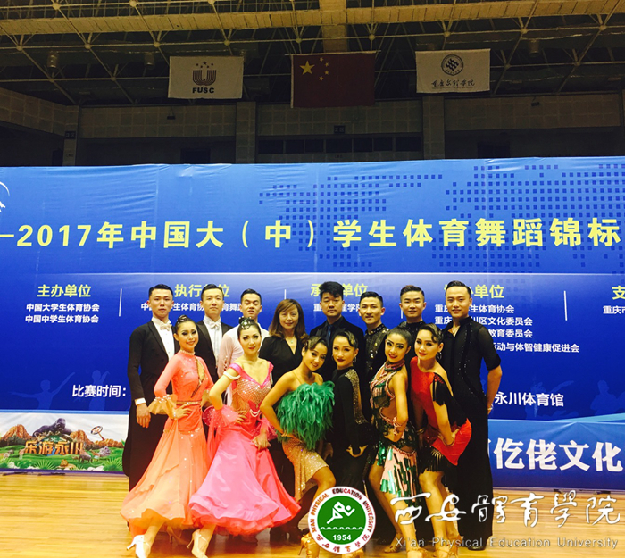 学生与教练及裁判长合影_副本.jpg