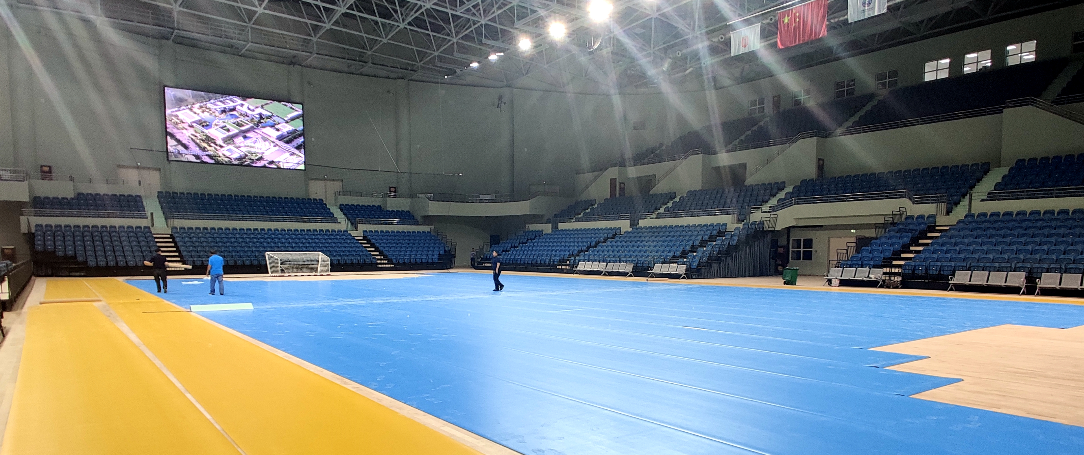 我校鄠邑校区手球馆比赛用垫铺设工作基本完成