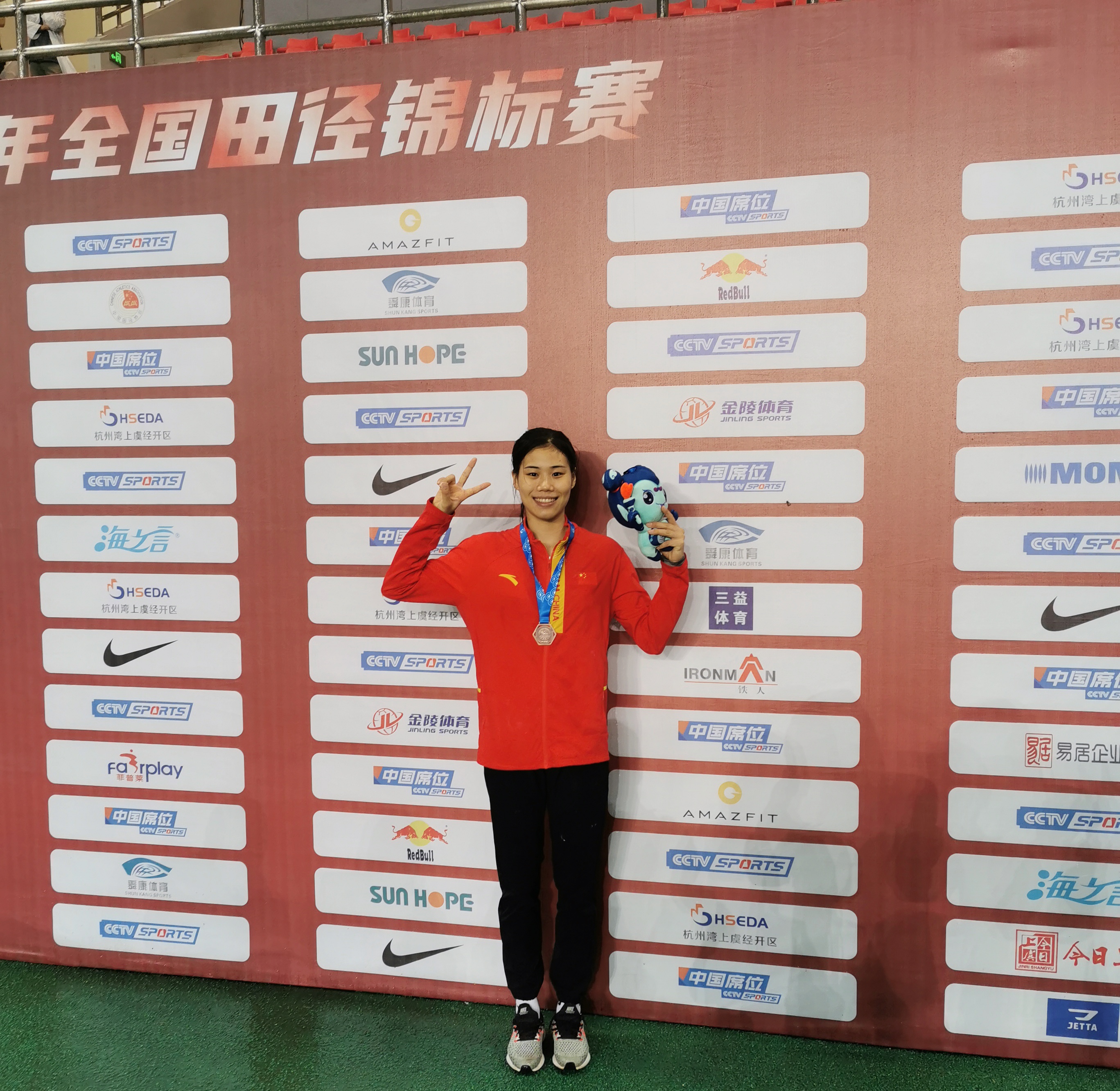 喜报!我校运动员冯杰,牛春格在全国田径锦标赛上获奖