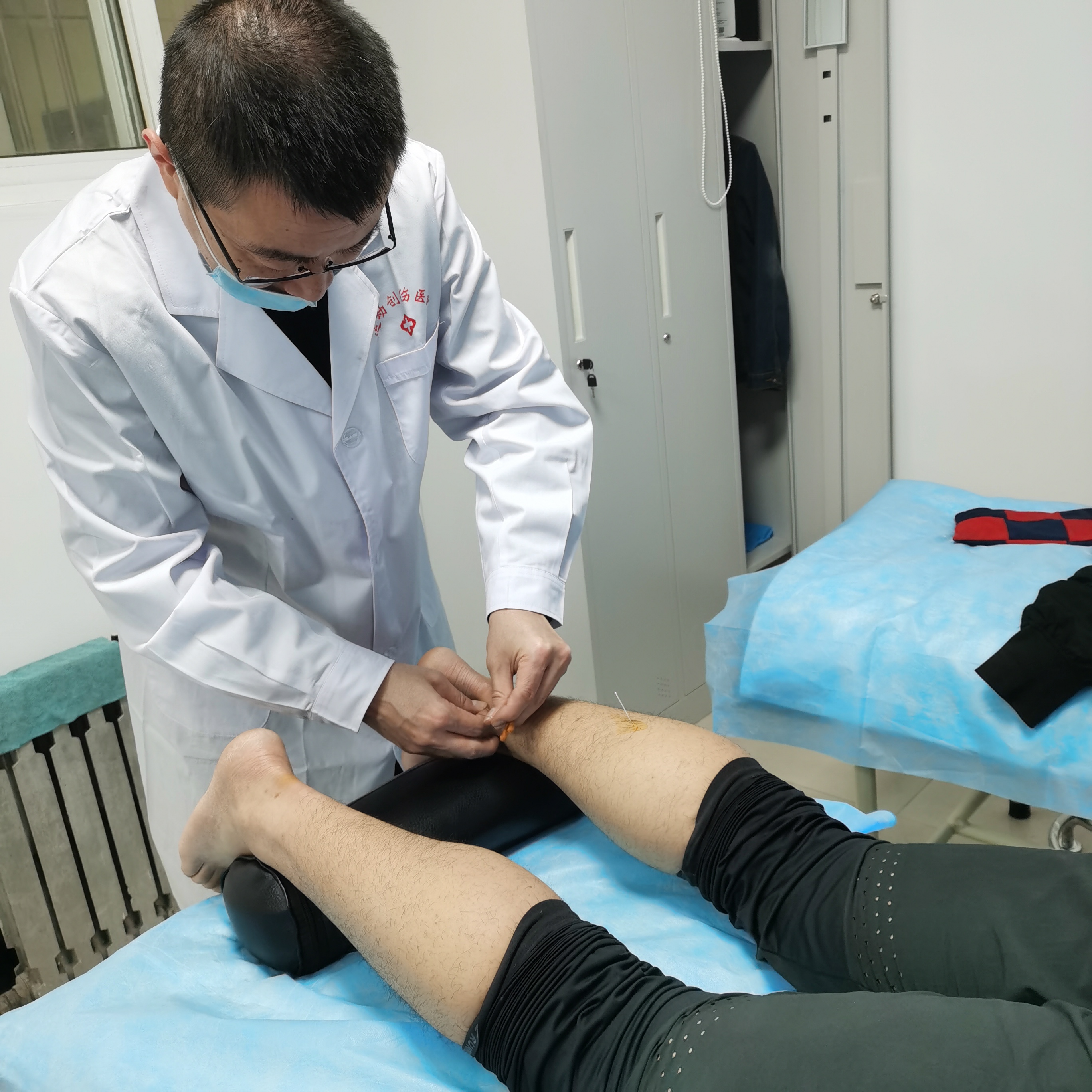 王刚博士为患者进行治疗